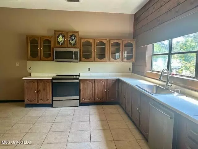 Kitchen - 65 Quitman Perry Rd, Carriere, MS 39426 photo 3 of 3