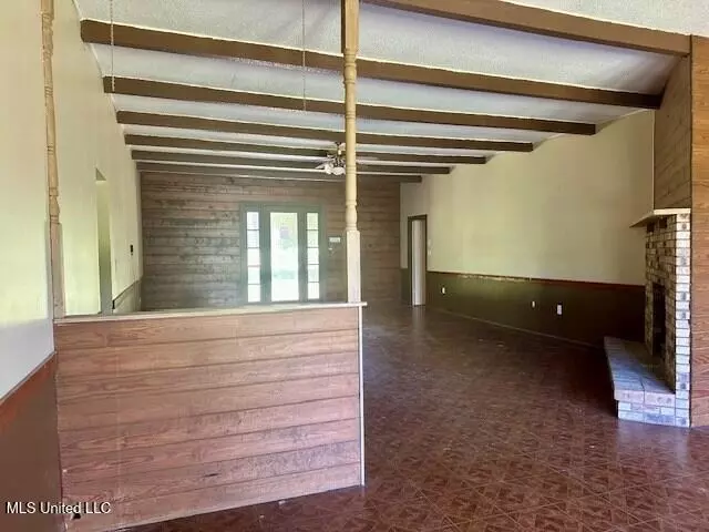 Living - 65 Quitman Perry Rd, Carriere, MS 39426 photo 4 of 5