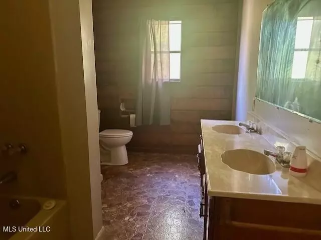 Bath - 65 Quitman Perry Rd, Carriere, MS 39426 photo 1 of 2