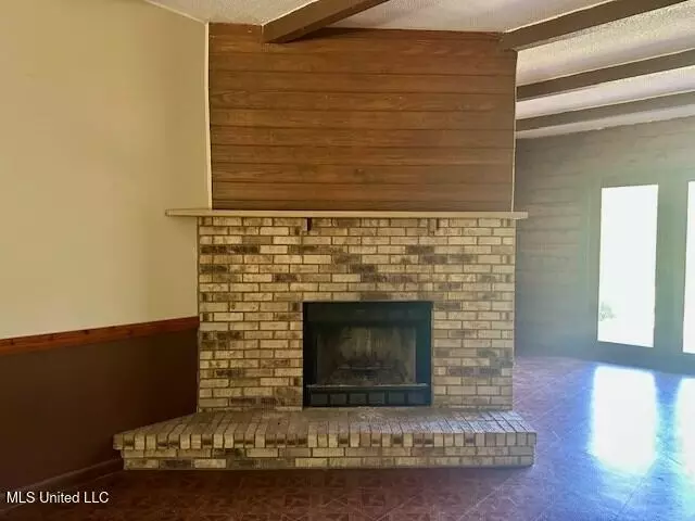 Living - 65 Quitman Perry Rd, Carriere, MS 39426 photo 2 of 5