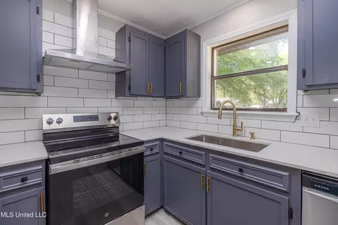 Kitchen - 172 Stonegate Dr, Madison, MS 39110 photo 3 of 5