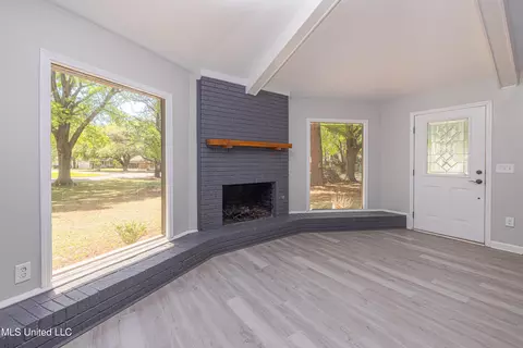 Living - 172 Stonegate Dr, Madison, MS 39110 photo 2 of 5