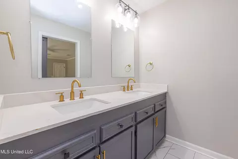 Bath - 172 Stonegate Dr, Madison, MS 39110 photo 1 of 3