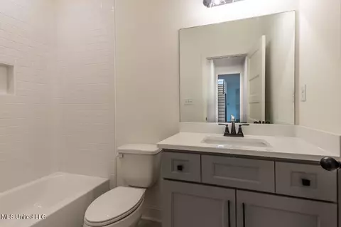 Bath - 1419 Caroline Ct, Hernando, MS 38632 photo 2 of 4
