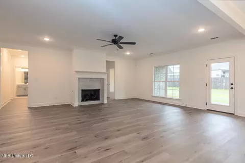 Living - 1419 Caroline Ct, Hernando, MS 38632 photo 1 of 4