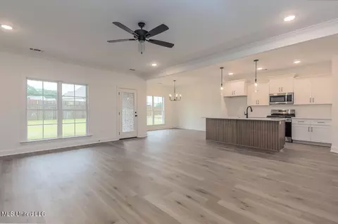Living - 1419 Caroline Ct, Hernando, MS 38632 photo 3 of 4