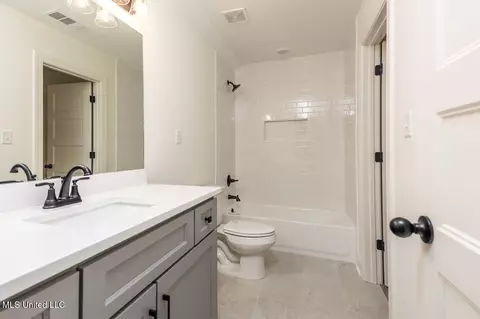 Bath - 1419 Caroline Ct, Hernando, MS 38632 photo 3 of 4