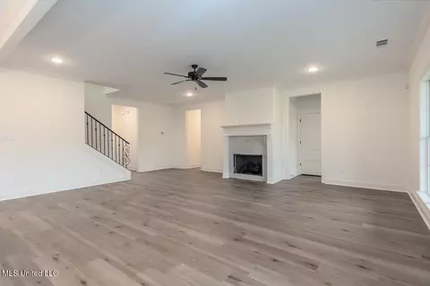 Living - 1419 Caroline Ct, Hernando, MS 38632 photo 2 of 4