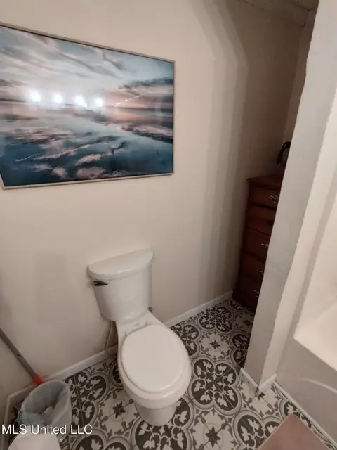 Bath - 4912 Forrest St, Moss Point, MS 39563 photo 2 of 2
