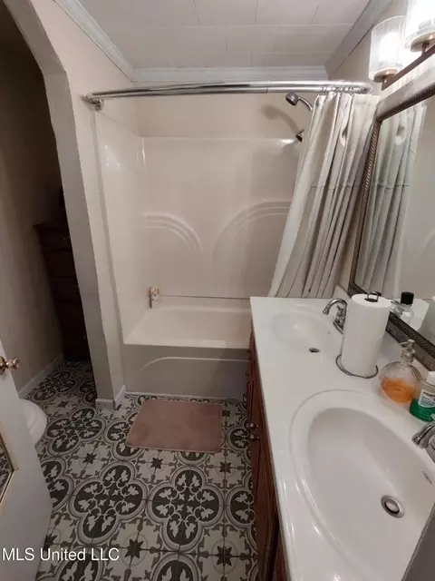 Bath - 4912 Forrest St, Moss Point, MS 39563 photo 1 of 2