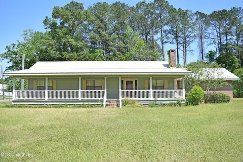 1220 Louisiana St, Leakesville, MS 39451