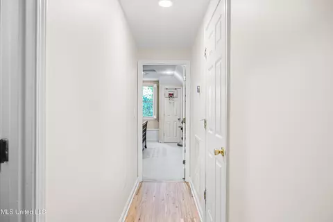 Entry Way - 2 Oakleigh Pl, Jackson, MS 39211 photo 6 of 7