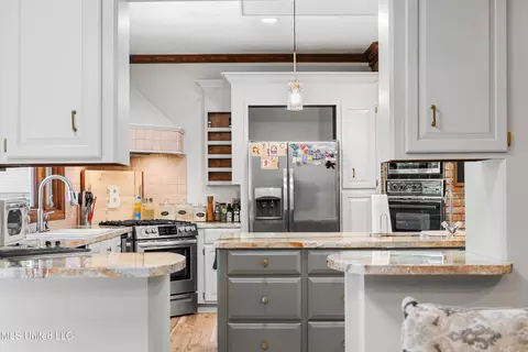 Kitchen - 2 Oakleigh Pl, Jackson, MS 39211 photo 4 of 4