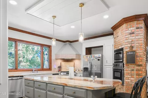 Kitchen - 2 Oakleigh Pl, Jackson, MS 39211 photo 3 of 4