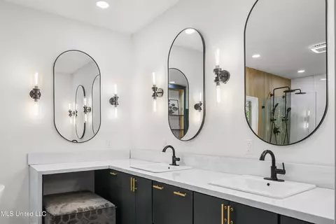 Bath - 2 Oakleigh Pl, Jackson, MS 39211 photo 2 of 14