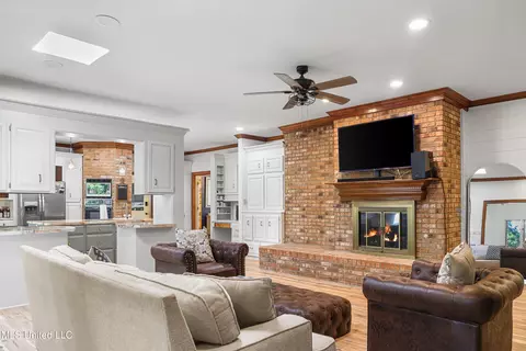 Living - 2 Oakleigh Pl, Jackson, MS 39211 photo 1 of 2