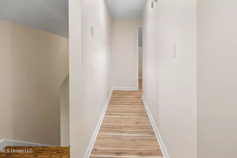 Entry Way - 2 Oakleigh Pl, Jackson, MS 39211 photo 7 of 7