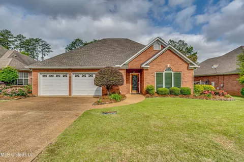 562 Spring Lake Dr, Pearl, MS 39208