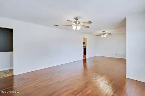 Living - 722 SE 1st St, Magee, MS 39111 photo 2 of 4