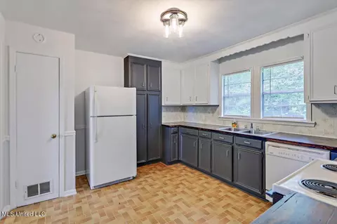 Kitchen - 722 SE 1st St, Magee, MS 39111 photo 3 of 3