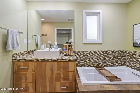 Bath - 1980 Aztec Dr, Jackson, MS 39211 photo 1 of 4