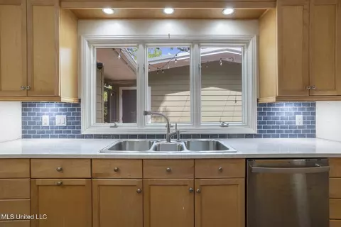 Kitchen - 1980 Aztec Dr, Jackson, MS 39211 photo 3 of 6