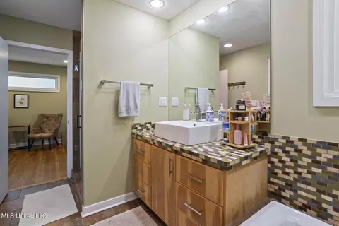 Bath - 1980 Aztec Dr, Jackson, MS 39211 photo 2 of 4