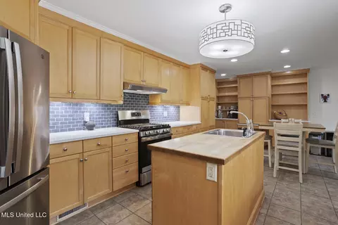 Kitchen - 1980 Aztec Dr, Jackson, MS 39211 photo 2 of 6