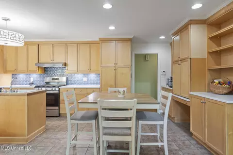 Kitchen - 1980 Aztec Dr, Jackson, MS 39211 photo 4 of 6