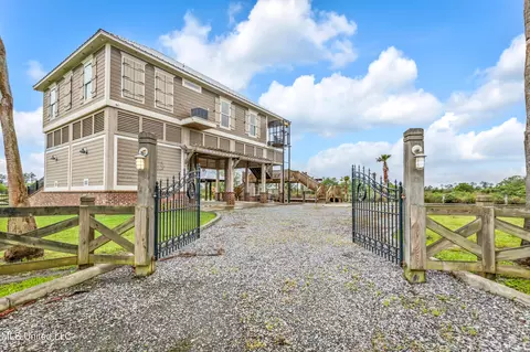 5019 Hawaii St, Bay Saint Louis, MS 39520
