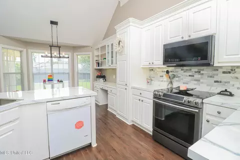 Kitchen - 1028 Wakefield Pl, Brandon, MS 39047 photo 3 of 5