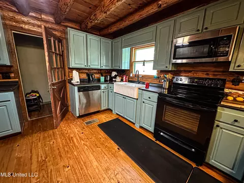 Kitchen - 2432 Attala Rd, Kosciusko, MS 39090 photo 4 of 5