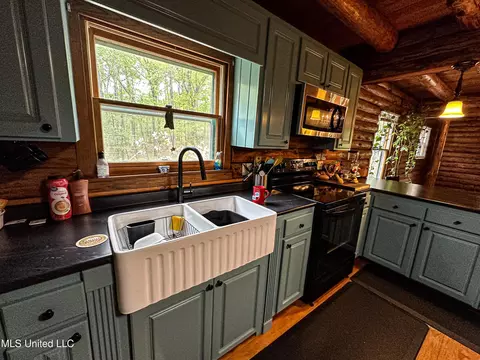 Kitchen - 2432 Attala Rd, Kosciusko, MS 39090 photo 3 of 5