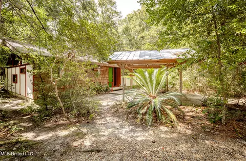 1209 Nelson Dr, Ocean Springs, MS 39564