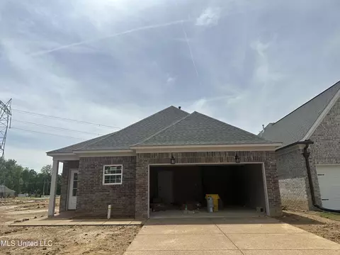 327 Flower Garden Dr, Southaven, MS 38671