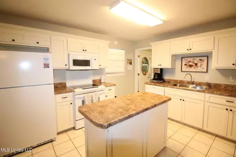 Kitchen - 9812 Edgecliff Dr, Moss Point, MS 39562 photo 3 of 5