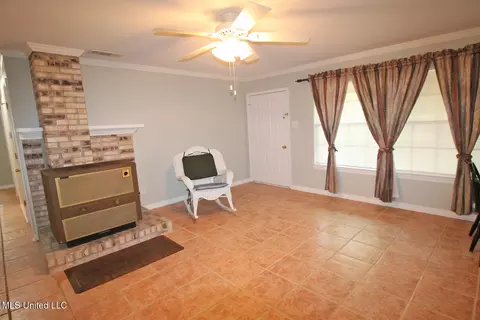 Living - 9812 Edgecliff Dr, Moss Point, MS 39562 photo 4 of 5