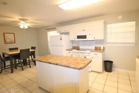 Kitchen - 9812 Edgecliff Dr, Moss Point, MS 39562 photo 4 of 5