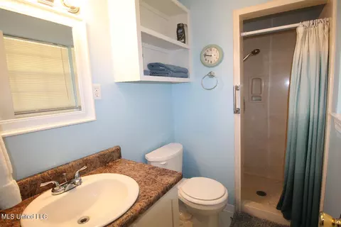 Bath - 9812 Edgecliff Dr, Moss Point, MS 39562 photo 2 of 5