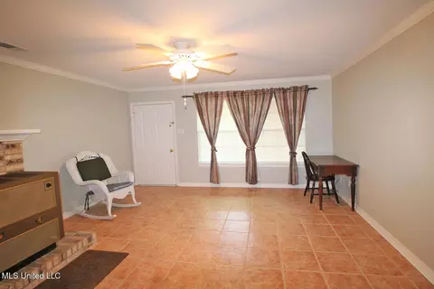 Living - 9812 Edgecliff Dr, Moss Point, MS 39562 photo 2 of 5