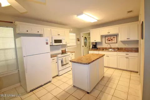 Kitchen - 9812 Edgecliff Dr, Moss Point, MS 39562 photo 5 of 5