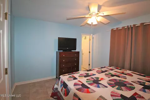 Bedroom - 9812 Edgecliff Dr, Moss Point, MS 39562 photo 2 of 9