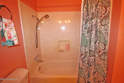 Bath - 9812 Edgecliff Dr, Moss Point, MS 39562 photo 5 of 5