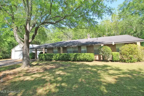 9812 Edgecliff Dr, Moss Point, MS 39562