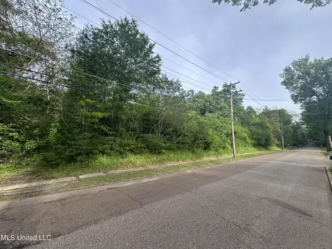 131 West St, Holly Springs, MS 38635