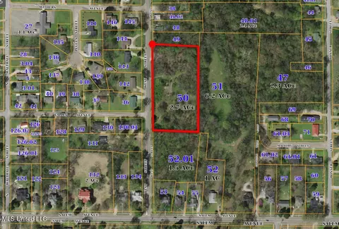 131 West St, Holly Springs, MS 38635