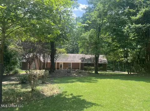 835 Rolling Oaks Dr, Grenada, MS 38901