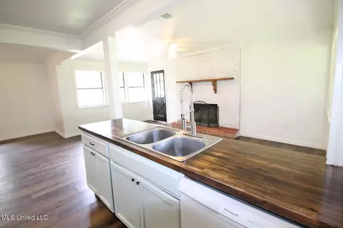 Kitchen - 211 Gordon Rd, Lucedale, MS 39452 photo 5 of 7