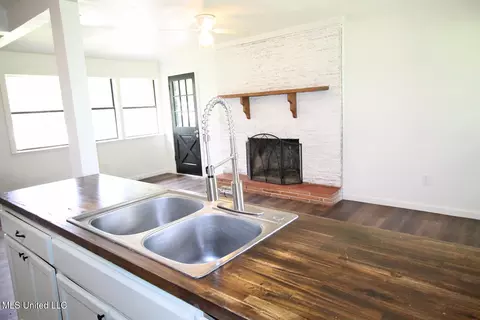 Kitchen - 211 Gordon Rd, Lucedale, MS 39452 photo 6 of 7