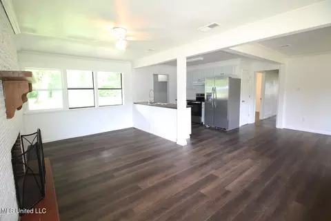 Living - 211 Gordon Rd, Lucedale, MS 39452 photo 3 of 9